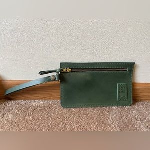 🦄 Portland Leather Forest Green Adriana Pouch NWOT